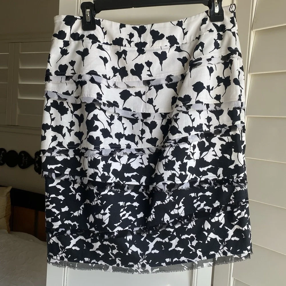White House Black Market Pencil Skirt 4 Black White Excellent‎ Tiered Floral
